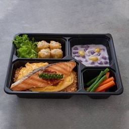 VIP ชุดข้าวผัดน้ำพริกแซลมอนไข่นุ่ม + ขนมจีบกุ้ง + บัวลอยมันม่วง