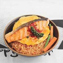 ข้าวผัดน้ำพริกแซลมอนไข่นุ่ม