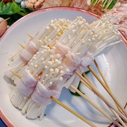 หมูสามชั้นพันเห็ดเข็มทอง 1ไม้