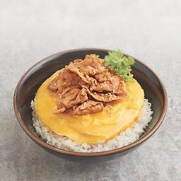 ข้าวหมูคูโรบูตะทอดกระเทียมพริกไทยไข่นุ่ม