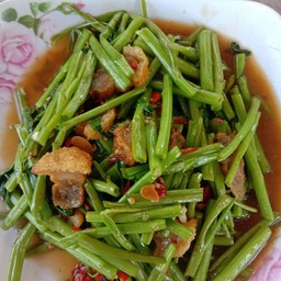 ข้าวราดผัดผักบุ้ง