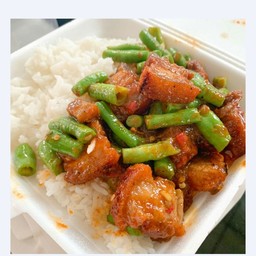 ผัดพริกแกงราดข้าว