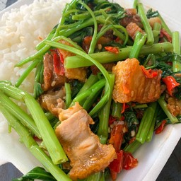 ผัดผักบุ้งราดข้าว