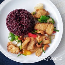 ข้าวไรซ์เบอร์รี่+ปลาผัดเม็ดมะม่วงหิมพานต์