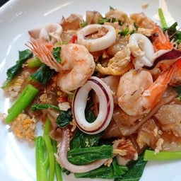 ราดหน้ายอดผักเอ็มไพร์ by ทศกัณฐ์ ตลาดเอซี คลองสี่