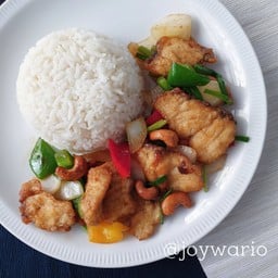 ข้าวราดปลาผัดเม็ดมะม่วงหิมพานต์