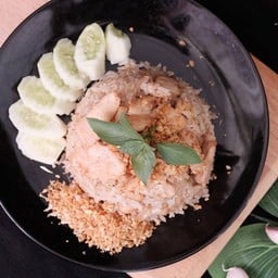 ข้าวผัดซีอิ๊วไก่กระเทียม