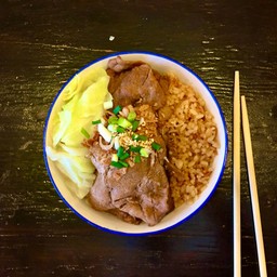 ข้าวกระเทียมเนื้อสไลด์ผัดซอสหมูย่างเกลือ