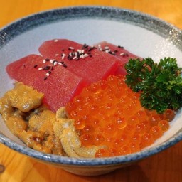 ข้าวไข่หอยเม่น ไข่แซลม่อน ทูน่า