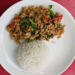 กระเพราหมูสับราดข้าว