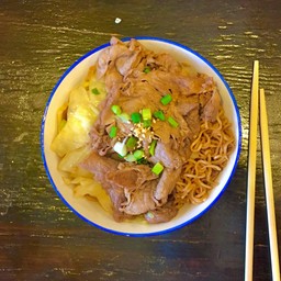 ผัดมาม่าเนื้อสไลด์ซอสโอโค