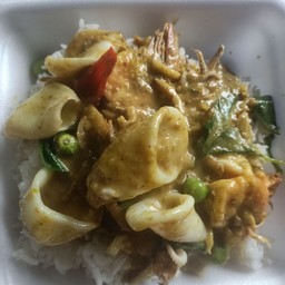 ผัดเขียวหวานทะเลราดข้าว