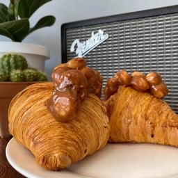 Macademia Croissant ตัวแป้งกรอบนุ่ม คาราเมลหงานหอมมาก