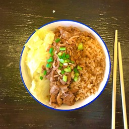 ข้าวกระเทียมหมูสไลด์ผัดซอสหมูย่างเกลือ