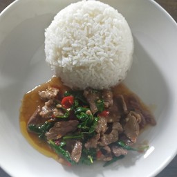 กระเพราเนื้อราดข้าว