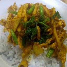ข้าวผัดเครื่องแกงไก่