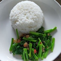 คะน้าปลาเค็มราดข้าว