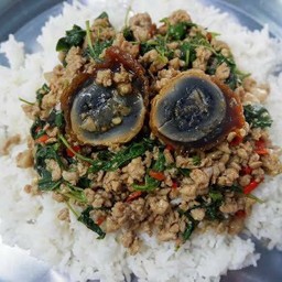 ข้าวกระเพราหมูไข่เยี่ยวม้า
