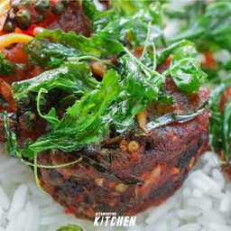 ผัดเผ็ดปลาดุกราดข้าว