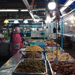 ข้าวแกงเจ้แอ๊ด ตลาดไนท์