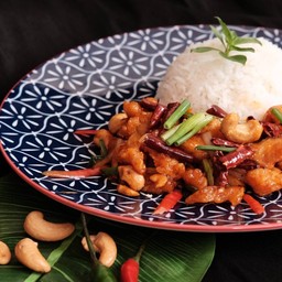 ข้าวราดไก่ผัดเม็ดมะม่วงหิมพานต์