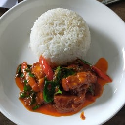 พริกแกงหมูกรอบราดข้าว