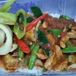 ผัดพริกแกงหมูราดข้าว