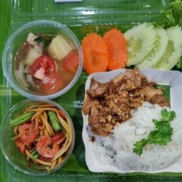 ข้าวไก่กระเทียม( เสิร์ฟพร้อมส้มตำไทยและต้มซุปมันฝรั่ง)
