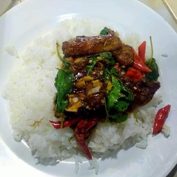 ข้าวผัดกระเพราปลากระพง