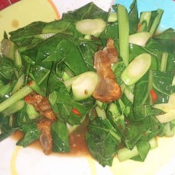 ผัดผักคะน้าหมูกรอบ