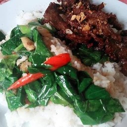 ข้าวคะน้าเนื้อทอด