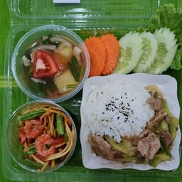 ข้าวผัดพริกหยวกไก่( เสิร์ฟพร้อมส้มตำไทยและต้มซุปมันฝรั่ง)