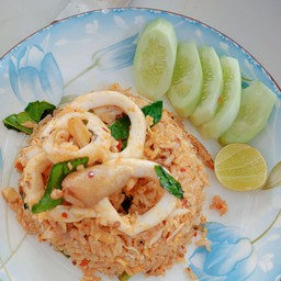 ข้าวผัดต้มยำปลาหมึก