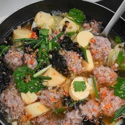 แกงจืดเต้าหู้หมูสับสาหร่าย