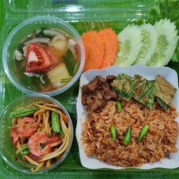 ข้าวคลุกน้ำพริกกะปิ( เสิร์ฟพร้อมส้มตำไทยและต้มซุปมันฝรั่ง)