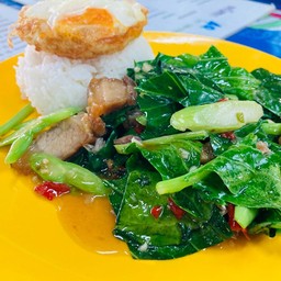 ข้าวคะน้าหมูกรอบ