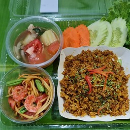 ข้าวผัดคั่วกลิ้งหมู( เสิร์ฟพร้อมส้มตำไทยและซุปมันฝรั่ง)