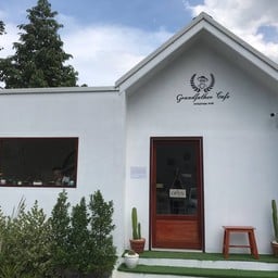 หน้าร้านสีขาวเรียบๆ