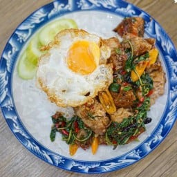 ยืนงงในดงถาด(กะเพรา&เสต็ก) -
