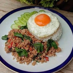 ข้าวกะเพราเนื้อสับ spicy basil beef rice