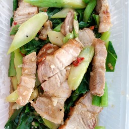 ผัดคะน้าหมูกรอบ