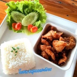 ข้าวราดหมูทอดกระเทียม