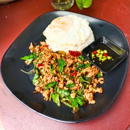 กะเพราหมูสับ+ไข่ดาว