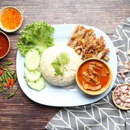ข้าวมันหมูทอดราดแกงพะแนงหมู ขนาด ธรรมดา