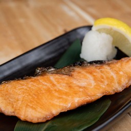 ปลาแซลมอนย่างเกลือ