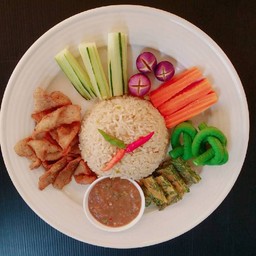 ข้าวผัดน้ำพริกหมูทอดน้ำปลา