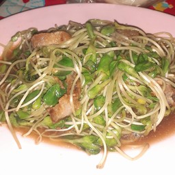 ต้นอ่อนทานตะวันผัดหมูกรอบ(ยิ่งนานจะยิ่งดำ)