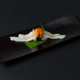 ครีบปลาตาเดียวและไข่หอยเม่นซูชิ