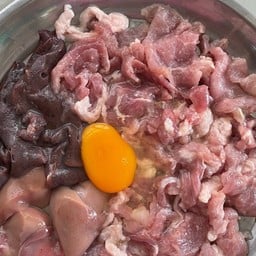 แจ่วฮ้อนหมูรวมเครื่องใน hotpot with thick soup (pork+pig offal)