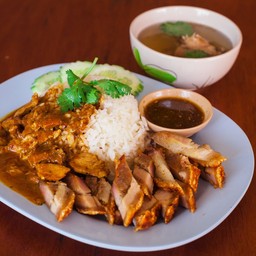 ข้าวมันหมูกรอบราดแกงพะแนงหมู ขนาด พิเศษ